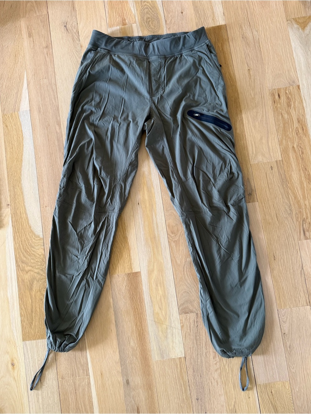 Lululemon Men's Olive Green Lightweight Windbreaker Joggers
